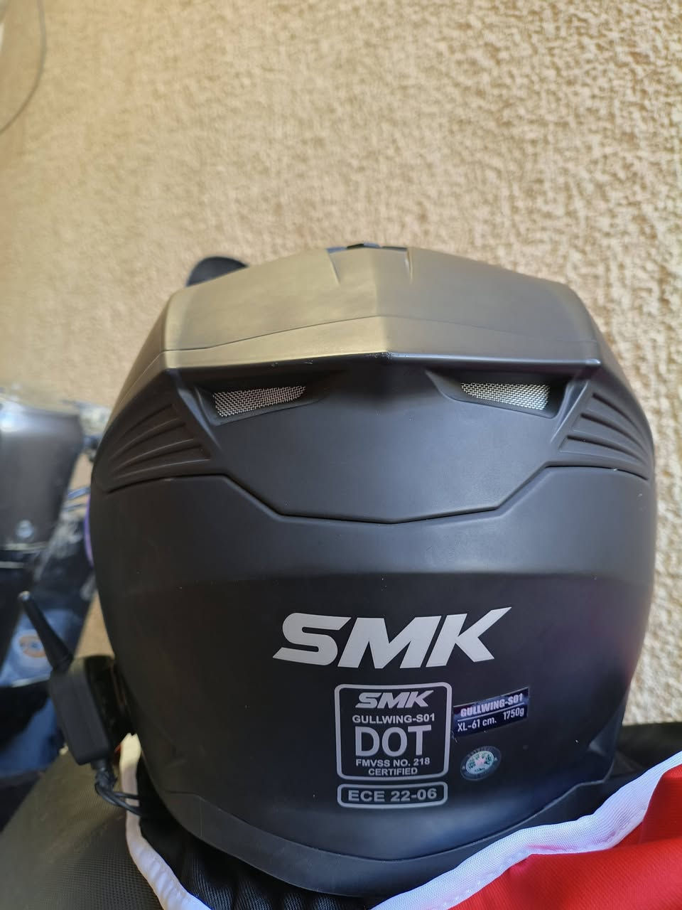 سلام عليكم خوذه مع سماعات بلوتوث 
استخدام قليل مرتين فقط 
الخوذه صارت علي ب85 
والسماعات صارت علي ب45.من امازون يعني صوت وشحن كلش تجربه راقيه 
احسبهن ثنيهن ب100
رقم ***********
