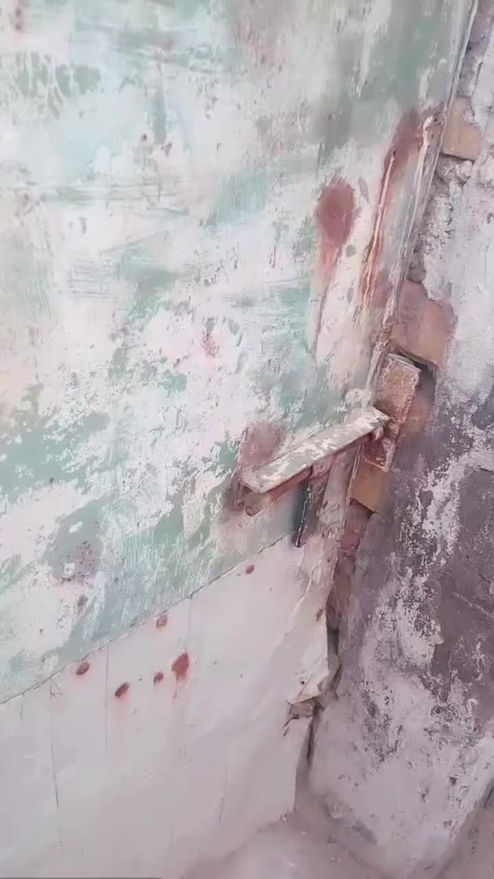 سلام عليكم بيت حواسم البيع مساحة مية متر بيت نضيف وكلة  سكف سندويش   وبي كهرباء ومي في منطقة دبيسات الاستفسار على هاذ رقم متوفر واتساب ***********
