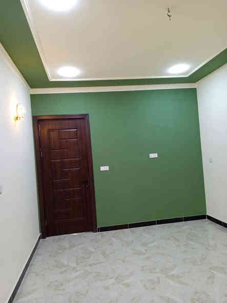 مساحة ٨٠ متر بناء فول درجة اولى 
يحتوي الطابق الأرضي على طرمة زصالة ومطبخ وخدمات وغرفة نوم كبيرة 
والطابق الثاني يحتوي على ٣ غرف نوم وخدمات 
والثالث بيتونة وسطحين امامي وخلفي
البيت كله الواح بورسلين ومزود بشافطات ومأسس منظومة كاميرات وانتريت وكل الغرف ديكور صبغ 
للاستفسار أكثر يرجى مراجعة مكتب الزبيدي الهندسي العنوان حي القاهرة بظهر تانكي المي او الاتصال على: 
***********
