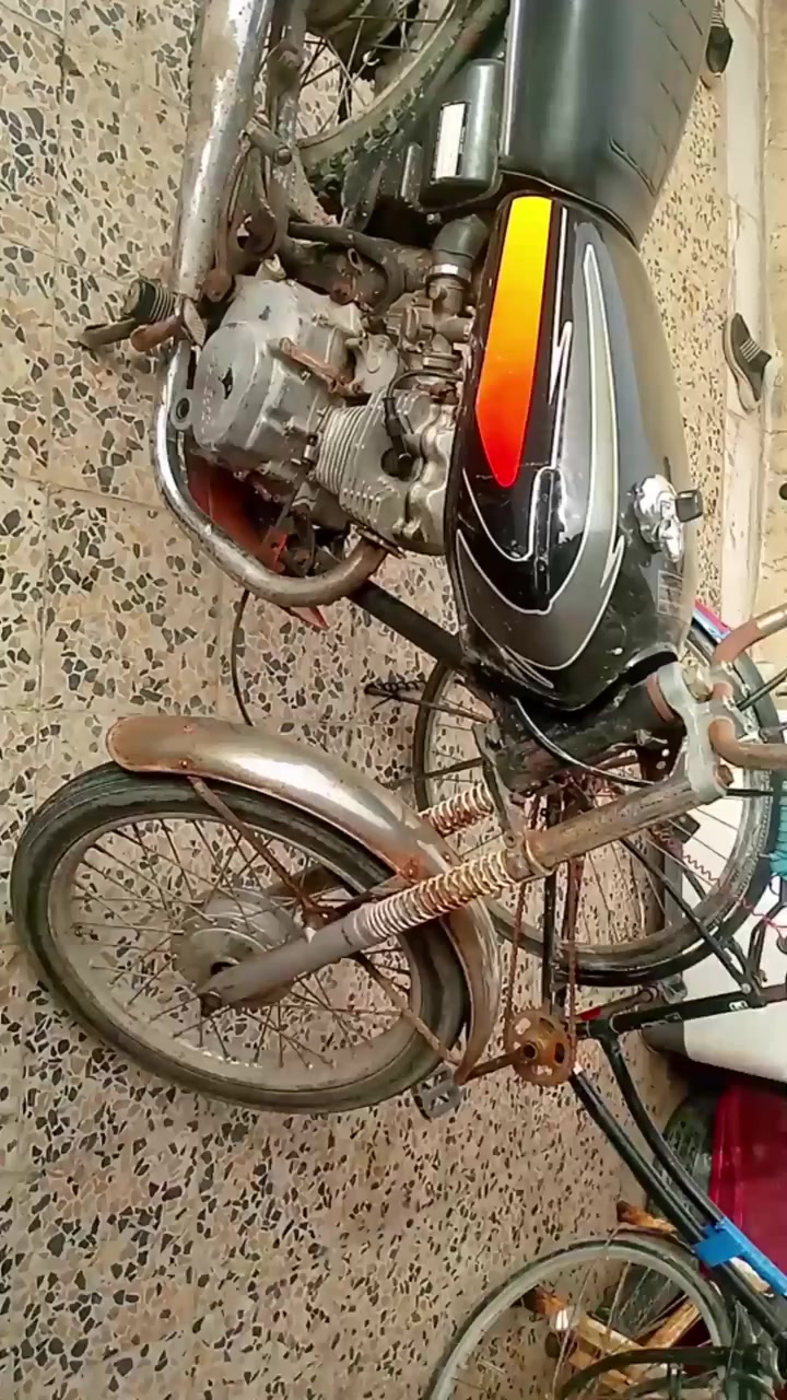 سلام عليكم دراجه ايراني دراجه مكفوله بكلشي سعره ٣٥٠وبيه مجال الطيبين دراجه مفتوه مره وحده ودراج خير من الله  ابكان البصره ابو خصيب البهادريه  الرقم ***********
