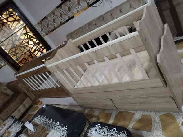 تخت أطفال عدد 2 هزاز بحاله جيده جداً السعر 130 الف مكاني حي البكر سايدين الكنيسه رقم الهاتف ***********
