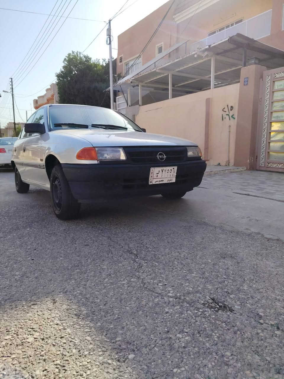 اوبل استره 16 موديل 93رقم نينوى مسطره بدون ضربه وبدون طخه السياره فقط مصبوغه جماليه بسمي تخم تايرات جديد مكينه وكير شرط كير عادي السعر 51وبيهه مجال ***********(***********
