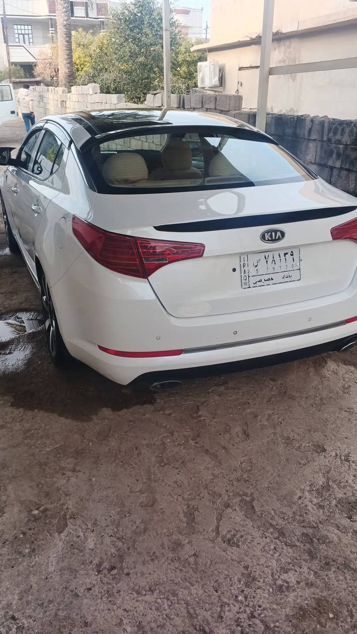 السلام عليكم 
اوبتيما موديل 2011 رقم بغداد محرك2400دوش سياره فول مواصفات بنرامه كشنات كهربائيه مري شفط سياره بيها جاملغ مبدل الايمن الامامي وبيها رشه بالبنيد الجهة اليمنى:السعر 135وبيها مجال 
العنوان الرمادي -حصيبه الشرقيه 
***********
