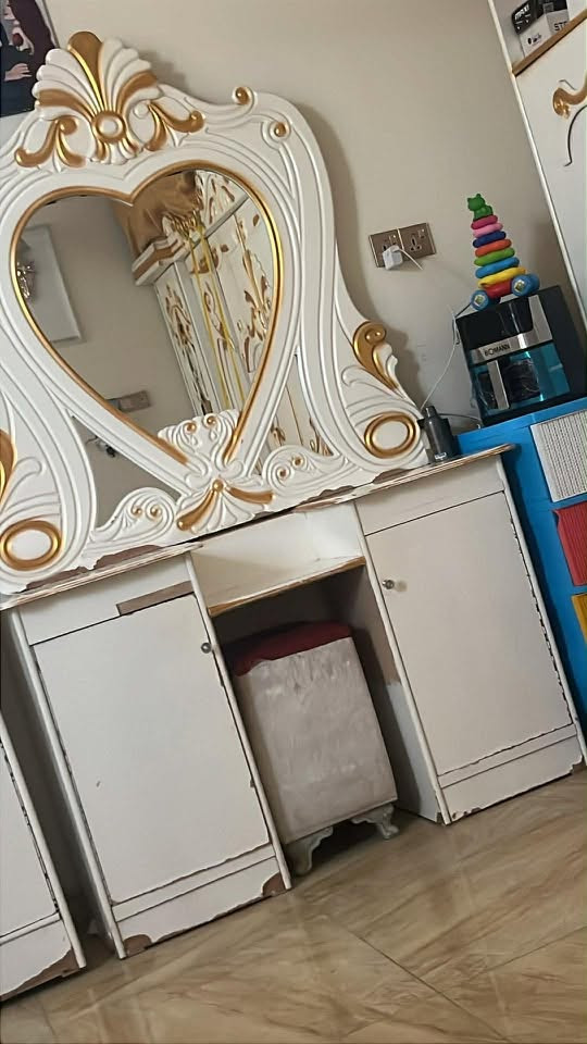 غرفه مستعمله للبيع سعره ٣٠٠
***********
