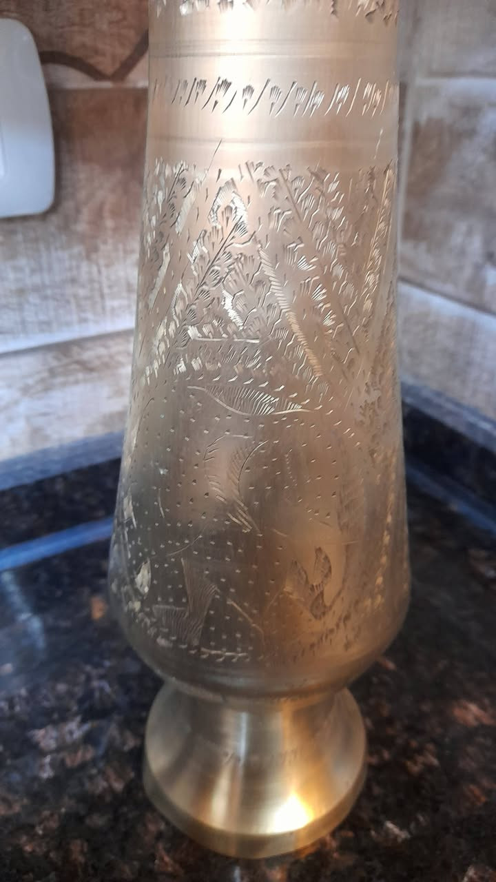 🔸 الخامة: نحاس محفور
🔸 اللون: ذهبي معتّق
🔸 الارتفاع التقريبي: حوالي 40 سم (حسب الصورة)
🔸 الحالة: مستعملة بحالة جيدة جدًا مع تعتيق طبيعي جميل
🔸 الاستخدام: مناسبة للورود الجافة، أو كقطعة ديكور فاخرة للمجالس والمدخل
قطعة مميزة لعشّاق التحف والديكور التراثي، تضيف لمسة دفء وفخامة لأي مكان 🌿
للتواصل على الخاص يتوفر خدمة توصيل


**إذا كنت صاحب هذا الإعلان وتريد حذفه لأي سبب، رجاءا أرسل رسالة إلى الدعم الفني**