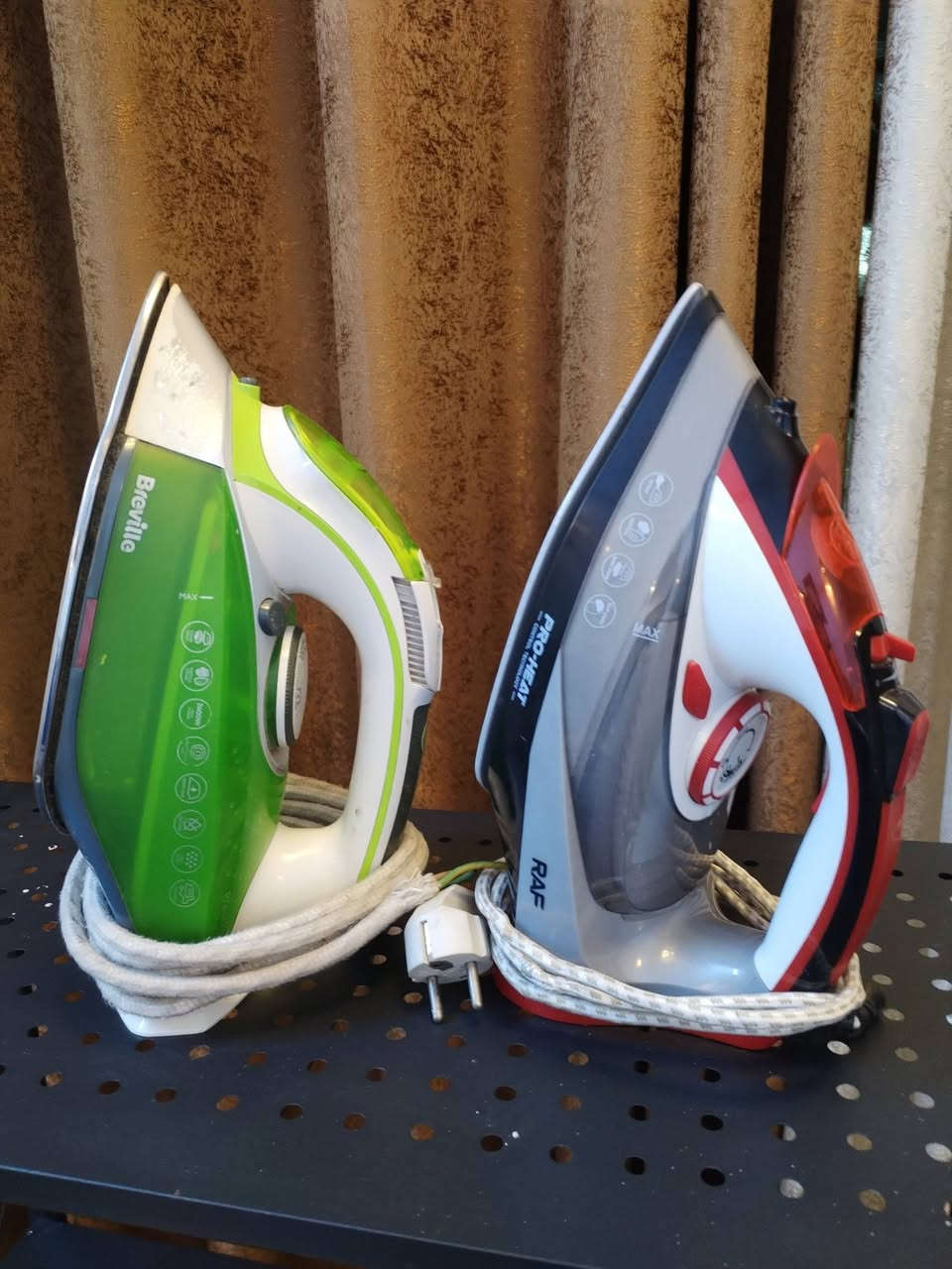 مكلفه بالنشر اغراض للبيع المكان السريدات قرب سيطرة الشعب القديمه الاتصال بالرقم ***********
