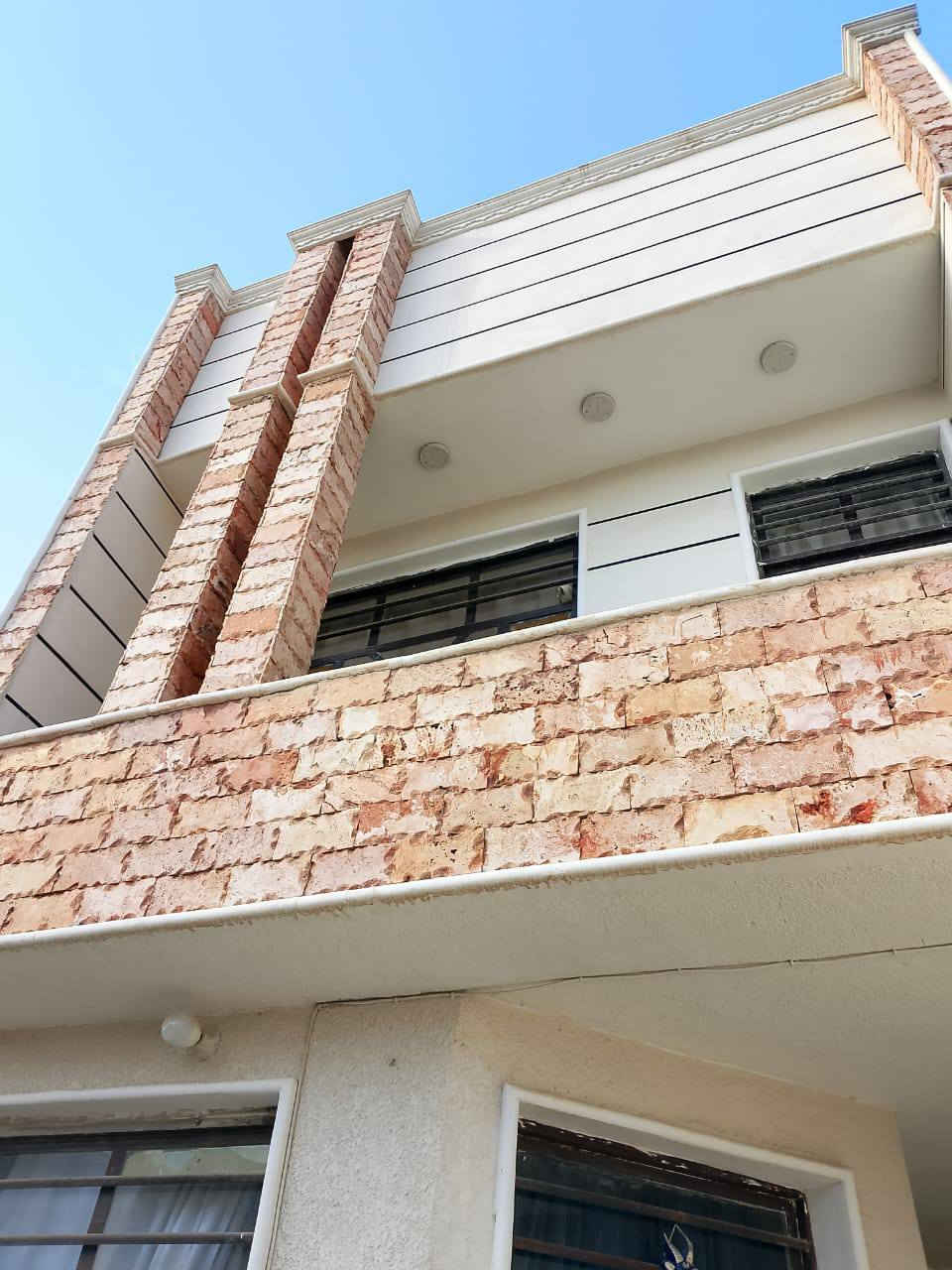 بيت للبيع المساحة 100م
طابو صرف 20×5 طابقين
العنوان محيزم4 خلف الملعب الخماسي
للتواصل ***********
