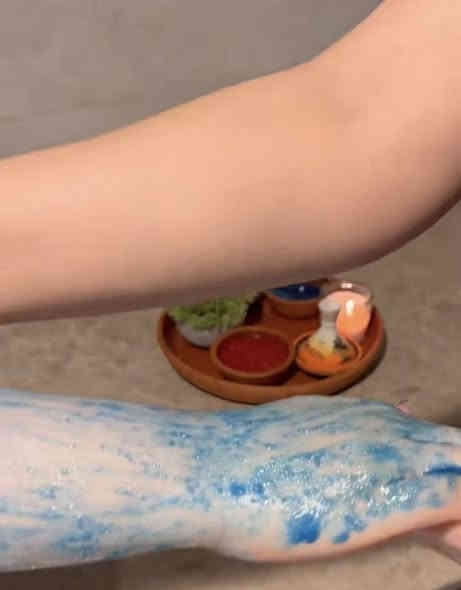 عروض البلاك فرايدي من صالون وحمام حرير 
كل انواع قصات الشعر ٥ 
شسوار ٥ 
الويفي ٧ 
حف الوجه ٥ 
شمع الوجه ٥ 
صبغة الحاجب ٣ الف 
تنظيف البشرة بجهاز الهايدرفيشيل ١٥ الف 
عروض التاتو 
مسح حاجب ٢٠ الف 
تاتو بلوك ٣٥ 
توريد شفايف ٢٥ الف 
عروض الاضافر 
جل اكستنشن مع جلش ١٧ الف 
جل اكستنشن فل دزاين ٢٠ الف 
جلش يد او قدم ٥ الف 
منكير تنظيف اليد بالمقشرات والماسكات ٥ 
بديكير قدم ٥ الف 
شمع البرافين يد او قدم ٥ الف 
عروض قسم الشعر 
معالج بالليزر ١٥ الف 
معالج الكافيار ٢٠ الف 
صبغ الجذور ١٥ الف 
صبغ شعر ٢٠ الف 
تخصيل الشعر ٣٥ الف 
متوفر في صالون حرير غسل اللون يعني يتغير اللون بدون بلوندر بدون ميتعب الشعر
قسم الميكاب 
مكياج بسيط ٢٠ الف 
مكياج قوي ٢٥ الف 
تسريحة بسيطة ١٥ 
تسريحة كاملة ٢٠ 
عروس ١٥٠ الف 
عروض حمام حرير 
حمام مغربي يشمل بخار وساونا ومراحل كثيرة من التقشير وتنعيم الجسم ٣٠ الف 
حمام مغربي يشمل ساونا بخار مساج ومراحل من التقشير والتعيم للجسم ٤٠ الف 
حمام مغربي يشمل جاكوزي ساونا بخار مساج ومراحل كثيره من التقشير والتنعيم والتبييض ٤٥ الف 
كما متوفر في حمام حرير نقش حنه 
نقش لليد ٥ الف 
نقش القدم ٥ الف 
نستقبلكم يوميا بكل حب من الساعة ١١ صباحا حتى الساعة الثامنة مساءا 
العنوان بغداد علي الصالح شارع جامع الزغل البناية المقابلة للجامع الطابق الاول صالون حرير الطابق الثاني حمام حرير للحجز والاستفسار الاتصال على الرقم ***********  ***********
