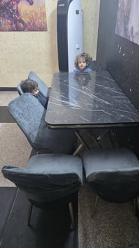 ميز طعام • ضيق المكان • للبيع