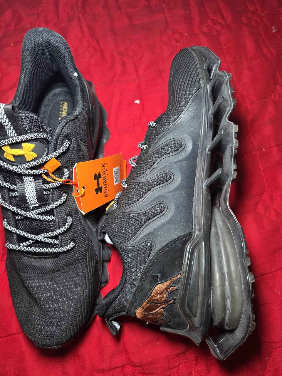 ماركه عالميه اندر ارمر متوفر بلون اسود وابيض وجميع القياسات ***********
