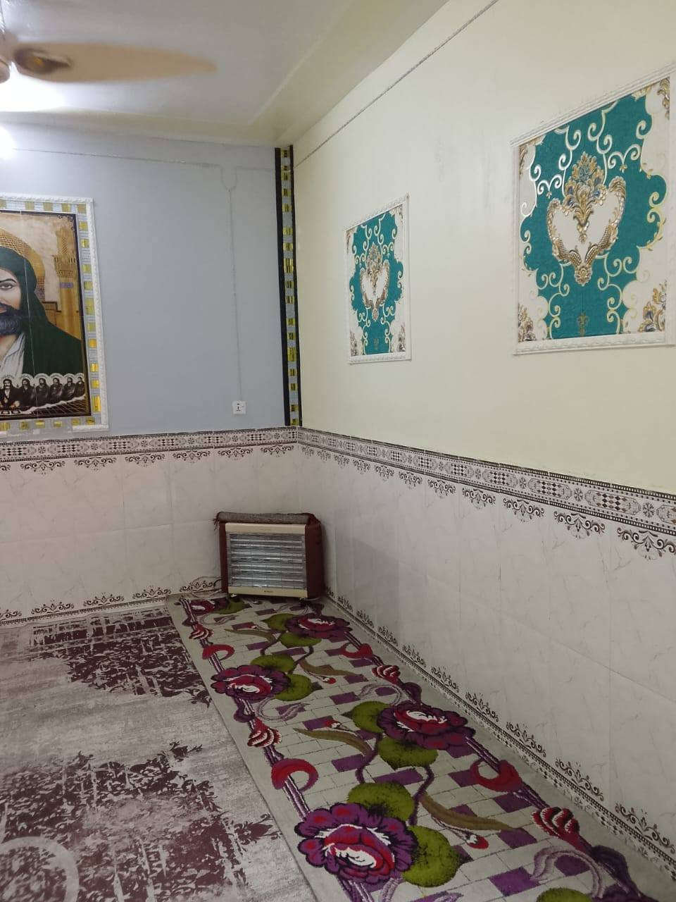 بيت للبيع. غرفتين.   وصاله ودوانيه ومطبخ بحي العدس يم الحسينه السعر 28 مامتواجدع فيس *********** رقم التلفون
