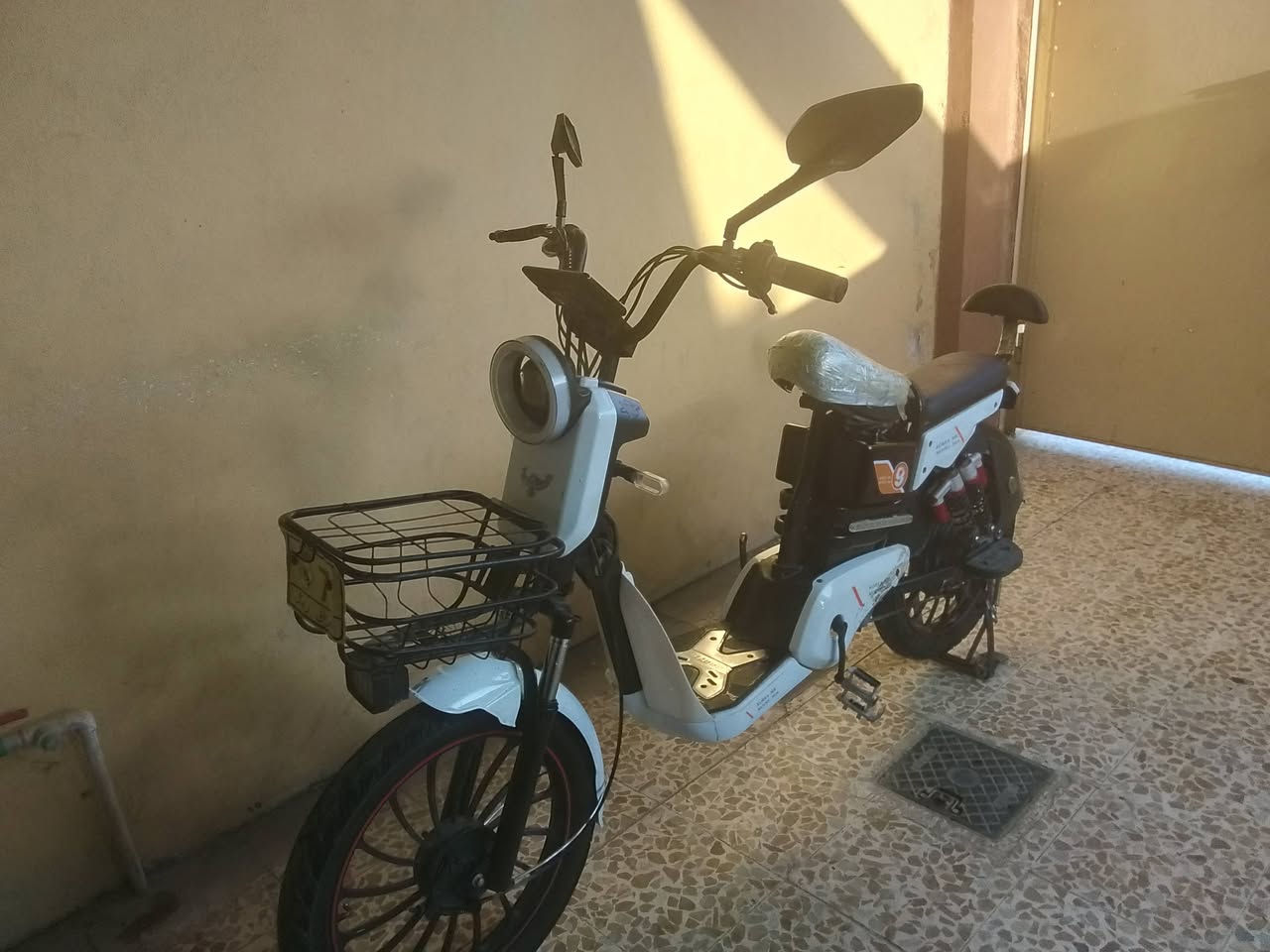 السلام عليكم ماطور شحن للبيع الماطور بي الملف عاطل بس يمشي والبطاريات نص عمر 4بطاريات كهربائية كلها شغاله ***********
