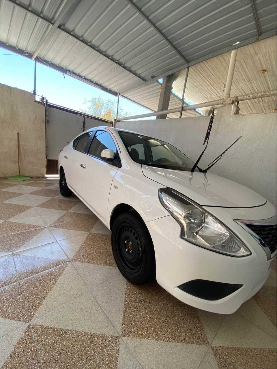 السلام عليكم نيسان صني هنديي بليته زركه سنويه لل31ترقيم جديد مديل 24سياره جديده كسر كارتون بيه 3قطع صبق بدون ضربه قويه بدون دواخل فقط رش سيارة مكينه كير تبريد حداده كله وضع شركه ماشيه 18الف حته لزكه مال شركه بيه مكان بصره ابي الخصيب السعر 118بيه مجال للشراي *********** البصرة, العراق
