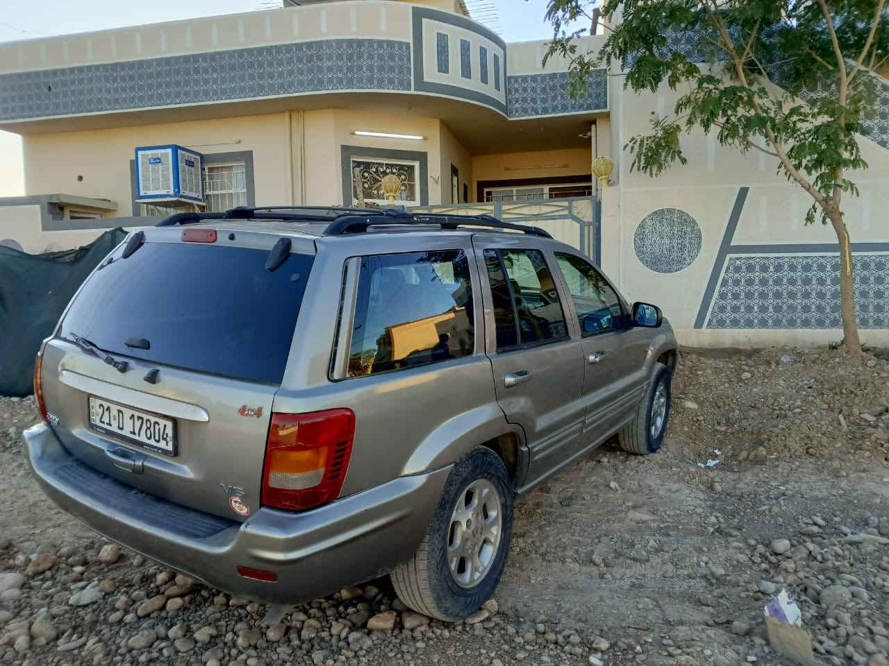 سيار جيب مكفول من حادث بي قطعتين كلير محرك كير  جديد شاد موديل ٢٠٠١سنوي جديد رقم جديد سعر٦٣وبي مجال رقم تلفون امروس اروس ***********
