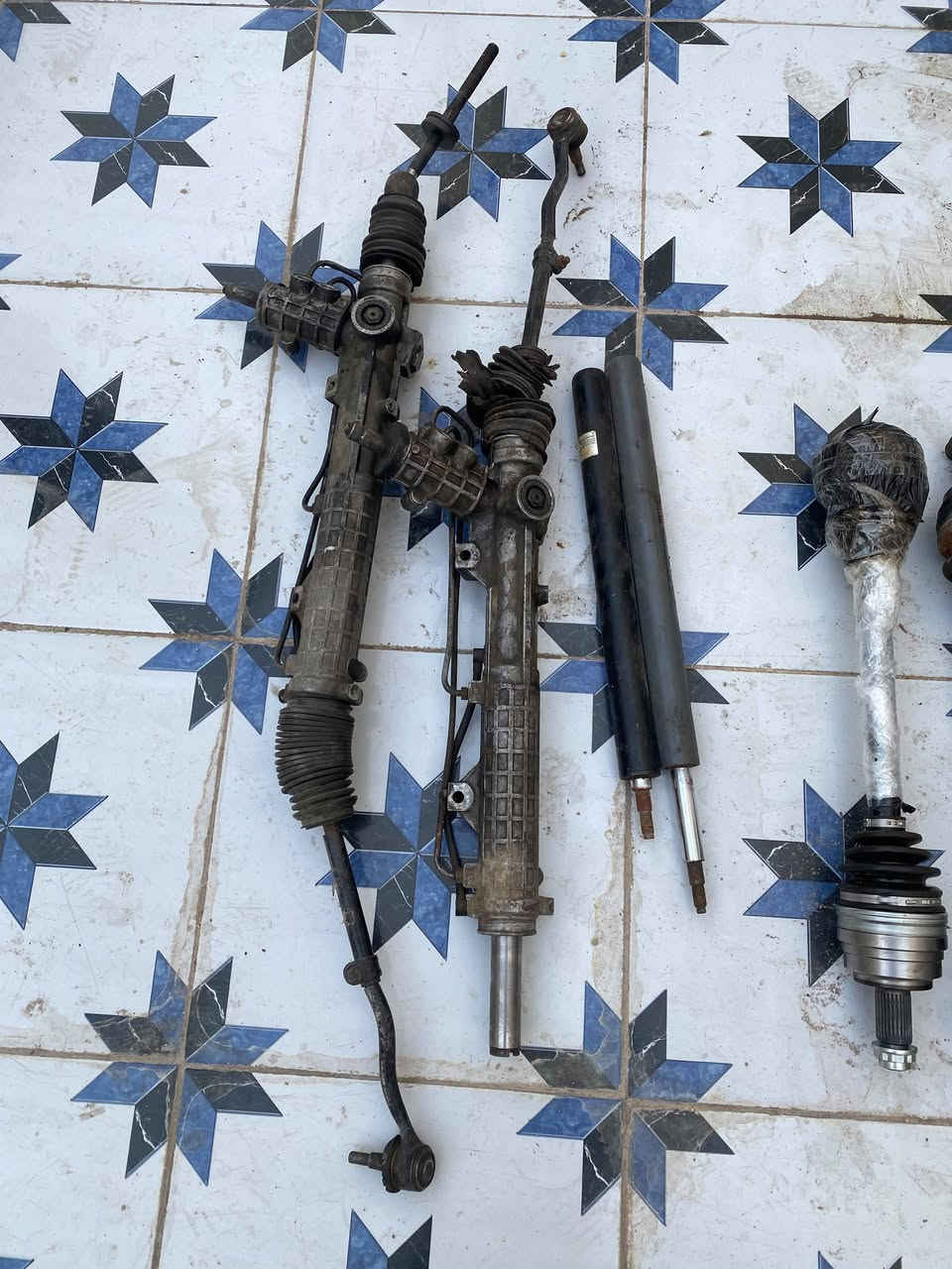 السلام عليكم  عندي دبلات اثنين ودرايمات خلفيه اثنين واحد جديد واحد مستعمل ومشاطه اثنين  مستعملات شرط الفحص وبوربنك جديد وتايرات مع الويلات اثنين شلع ب400 قفل مكاني بصره ***********
