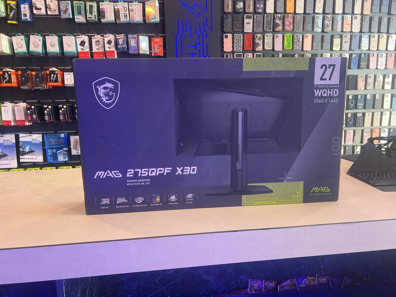 سعر:400،000 
رقم: *********** whatsapp 
tiktok:(thunder_tech4)

🚀 للبيع: شاشة القيمنق الاحترافية MSI MAG 275QPF X30 (جديدة بالكرتونة) ✨
عشاق الألعاب والأداء العالي، متوفر الآن وحش القيمنق الجديد كلياً من MSI بمواصفات خارقة تجمع بين دقة الألوان والسرعة الفائقة! الشاشة جديدة تماماً (زيرو) داخل الكرتونة ولم تفتح بعد.
💡 أبرز المواصفات والمميزات:
 الحجم والدقة: تأتي بمقاس 27 بوصة وبدقة WQHD (2560 x 1440) لتوفر لك تفاصيل وصورة في غاية الوضوح.
 معدل التحديث (Refresh Rate): تردد خارق يصل إلى 300Hz، لمنحك سلاسة تامة وبدون أي تقطيع في ألعاب الشوتر والـ FPS.
 نوع البانل: لوحة Rapid IPS المتميزة بألوانها الأقرب للواقع وزوايا الرؤية الواسعة، مع وقت استجابة سريع جداً 0.5ms (GtG).
 الألوان والإضاءة: تدعم تقنية DisplayHDR 400 لتدرج ألوان رائع وإضاءة ممتازة، بالإضافة إلى ميزة AI Vision لتعزيز الرؤية في الأماكن المظلمة داخل الألعاب.
 المرونة والتحكم: ستاند احترافي متحرك بالكامل يدعم (تعديل الارتفاع، الإمالة، التدوير، والوضع العمودي 90 درجة) لتناسب جلستك تماماً.
 المنافذ: تحتوي على منافذ DisplayPort 1.4a و HDMI، بالإضافة إلى منفذ Type-C يدعم العرض والشحن

🛡️ الضمان (Warranty):
 ضمان حقيقي لمدة سنة كاملة (1 Year Warranty) تشتري وأنت مطمئن ومكفول! 🤝
