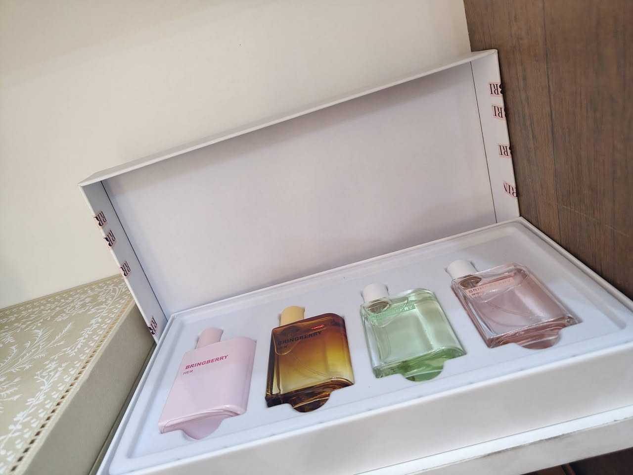 الجشعمي للعطور
 يوفرلك أجمل التشكيلات الأصلية بروائح تخطف الأنظار…
ثبات يدوم وفخامة تليق بذوقك…
اطلب الآن وتميز بعطرك
أفخم البكجات والعطور الراقية
ثبات وفوحان يدوم طوال اليوم
***********
***********

ناصرية مدينة الصدر خلف الروف العظيم
صدك شوكت ينشال الروف
