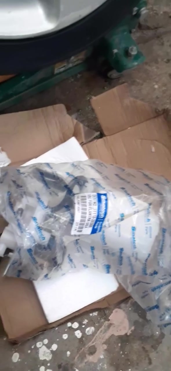 ***********
خوان سبير مشدود مرة وحدة فقط جديد حجم ١٧ النترا او فيتبم النترا جديد غير مستعمل ابيع ثنينهن سوه ١٣٠ عنواني الدورة ابو دشير
