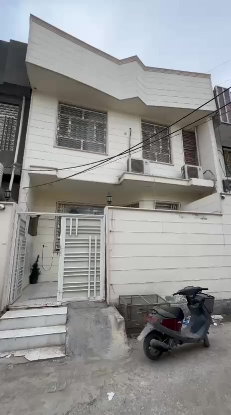 سلام عليكم بيت لبيع مساحة ١٠٠متر طابقين صب كونكريت مسلح يحتوي على اربع غرف نوم وصاله ومطبخ وصحيات عنوان البوبيات قرب  جامعة اهل البيت تفاصيل أكثر اتصل عل ارقام التاليه او مراجعة مكتب علي السلطان مقابل مدارس الكنوز البوبيات عمود ٨٣ السعر مناسب بل نسبه الموقع البيت 
***********
***********
