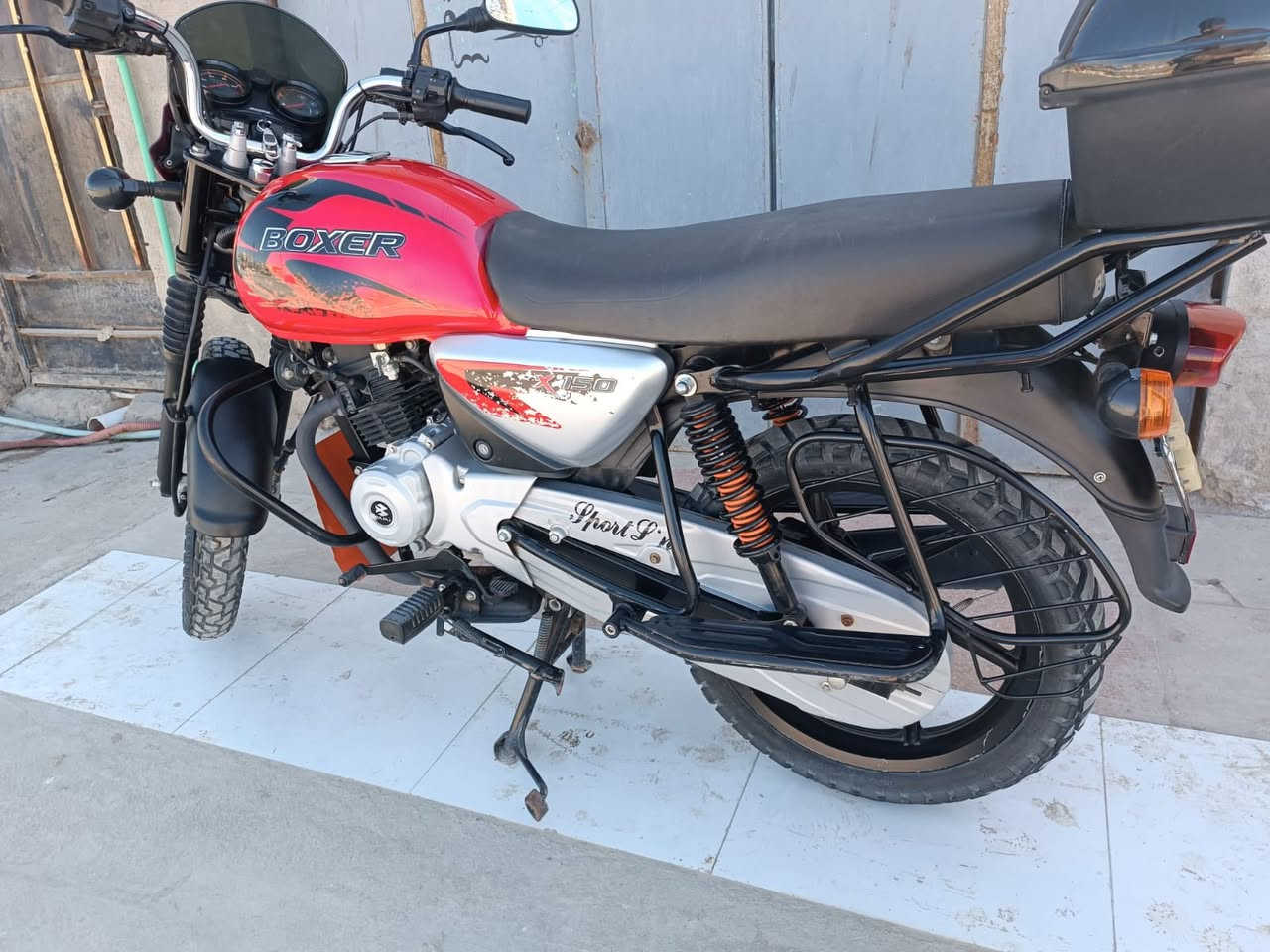 السلام عليكم دراجه بوكسر نضيفه مكفوله كفاله عامه برغي مامفتوح بيهه موديل 2021 استعمال شخصي اوراق كامله العنوان ميسان الشراي يتصل ع رقم ***********
