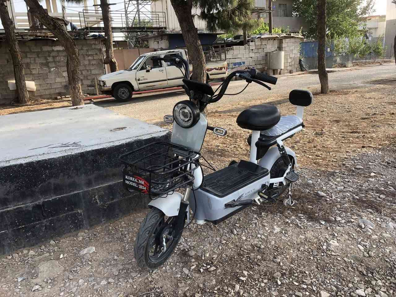 سلام عليكم 
دراجه شحن للبيع 2024
لون سمنتي 
نضيفه كلش 
اشاره يمنه ويسره شغاله 
لايت عالي وناصي شغالات 
شاشه تابلت يطلعلك اي عطل عشاشه 
3 سرعات سرعته 60 
بايدر بيسكل شغال 
بريكات امامي خلفي 
بطاريات نص عمر 
السعر 225 وبيه مجال 
العنوان رابرين 
الرقم ***********
