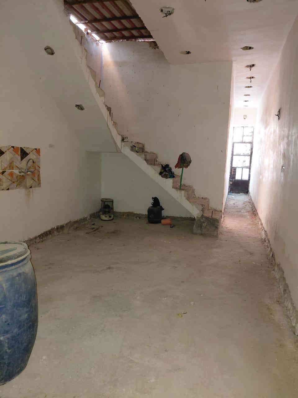 يوجد دار البيع في الشعب الغرير قرب الجامع المحروك خلف السدة المساحة 100متر طابق واحد كامل خدمات ***********
