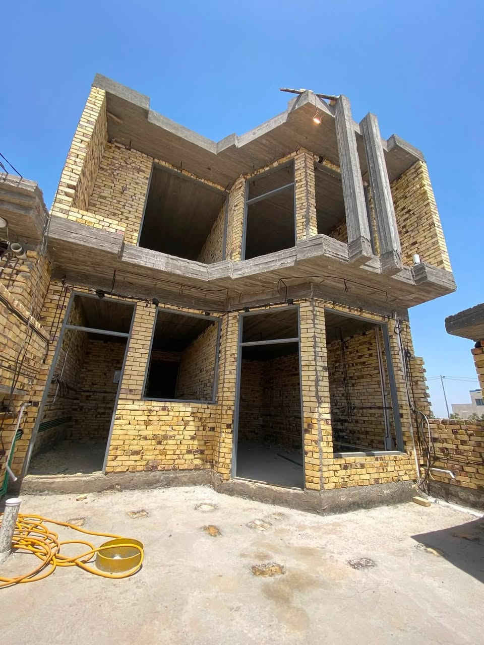 #بيع_مستعجل السعر/ (٩٥)وبي مجال هيكل سكني طابقين للبيع زراعي سند 25
* 📍 العنوان: حي الثقافي
* 📐 المساحة: 150 متر
* 📏 الواجهة: 7 متر

تفاصيل البناء:

🔹 الطابق الأول:

* غرفة نوم
* صالة استقبال
* مطبخ
* صحيات داخلية وخارجية
* كراج

🔹 الطابق الثاني:

* غرفتين نوم
* صالة
* صحيات
* سطح

🔺#للاستفسار مراسله واتساب ع الرقم التالي 

http://wa.me/+964*********** مقتدى 📲

  —————————————————————
