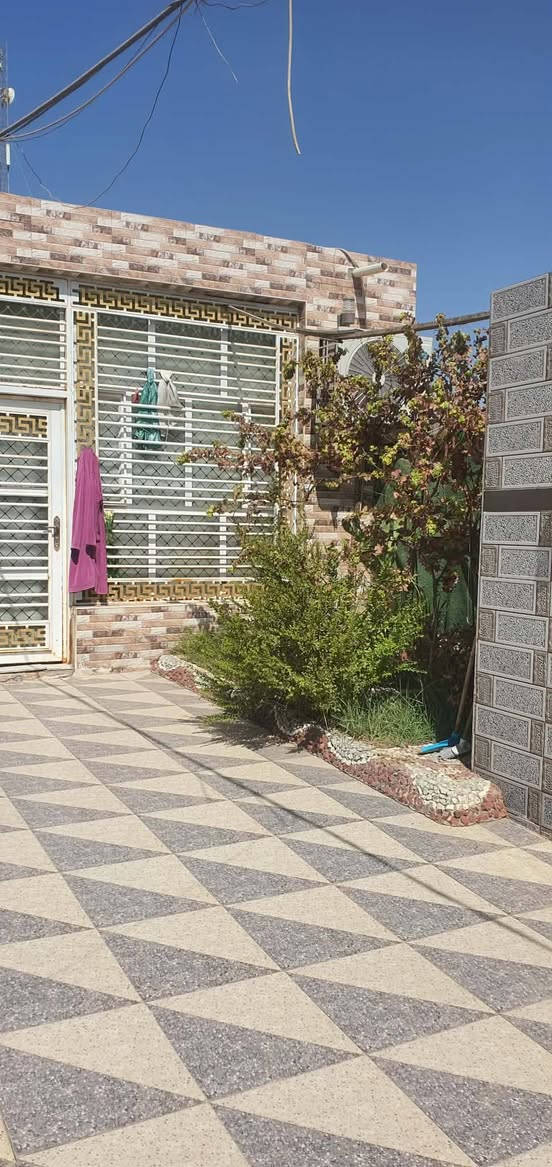 بيت جديد للبيع على طريق السنيه مساحة 250م بناء 2غرف وصاله مطبخ واستقبال وحمام تفاصيل أكثر على رقم *********** واتسب

