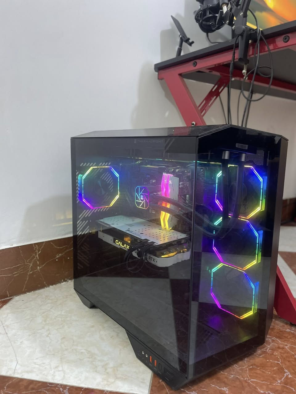 بيسي كامل مكمل عدا الميز
استخدام اقل الشهر وية البيسي هيدسيت هايبر كلاود ٢ وماوي لوجتك  gpro superlight 2 
ومايك فايفاين

مواصفات البيسي

•⁠  ⁠Processor: AMD Ryzen™️ 7 7800X3D Desktop Processor Try | SKU: 107945

•⁠Gpu: Nvidia Galax 2070s

•⁠Monitor: ZOWIE XL2546 TN 240Hz DyAc™ 24.5 inch

•⁠  ⁠Motherboard: Gigabyte B850 GAMING WIFI6, Motherboard | SKU: 109070

•⁠  ⁠Memory: TEAMGROUP T-Force Delta RGB DDR5 Ram 32GB (2x16GB) 6000MHz CL38 - White | SKU: 107670

•⁠  ⁠Storage A: WD Blue SN5100 1TB , 7100MB/s M.2 NVME , PCIe 4.0 | SKU: 109594

•⁠  ⁠Cooling System: Thermalright Aqua Elite 360 V6 Liquid CPU Cooler - Black | SKU: 109930

•⁠  ⁠Case: Xigmatek Aqua V Mid Tower Case - Black | SKU: 109880

•⁠  ⁠Operating System : Windows 11 Pro Original License Key | SKU: 107819


**إذا كنت صاحب هذا الإعلان وتريد حذفه لأي سبب، رجاءا أرسل رسالة إلى الدعم الفني**