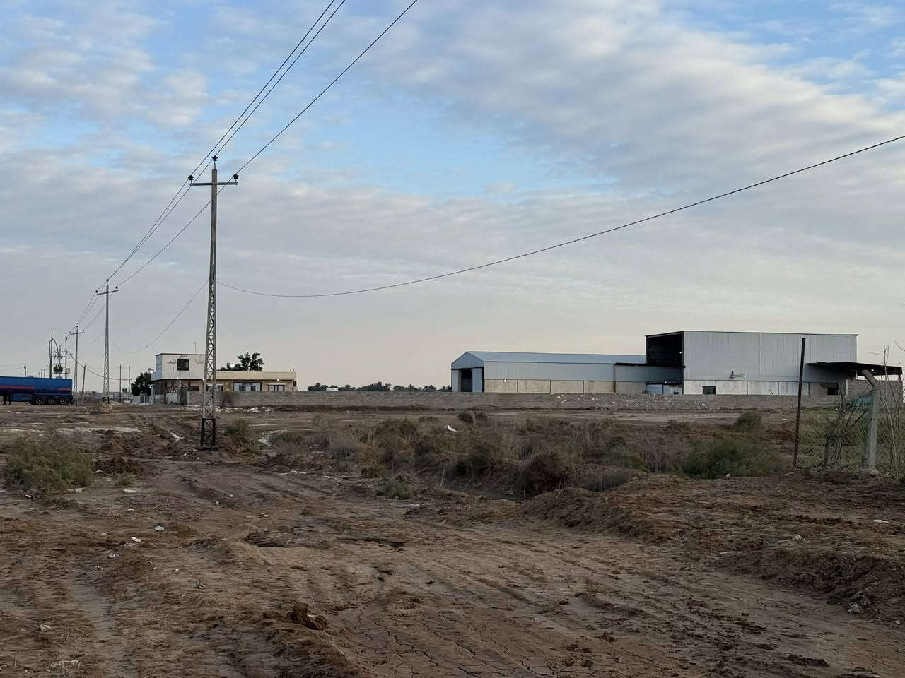 دونم طابو زراعي سند ( 25 ) 
بجانب معمل ( تنقية البذور ) 
على طريق زبيدية - محطة واسط الحرارية 
الوجه 23 م 
النزال 108 م 
ماء - كهرباء + ( بير ) + ( تشجير ) 

للاستفسار مراجعة مكتب ( غيدان ) للعقار  
واسط - الزبيدية - مقابيل حي ( الصناعي )  
***********  
*********** محمد سيد غازي
