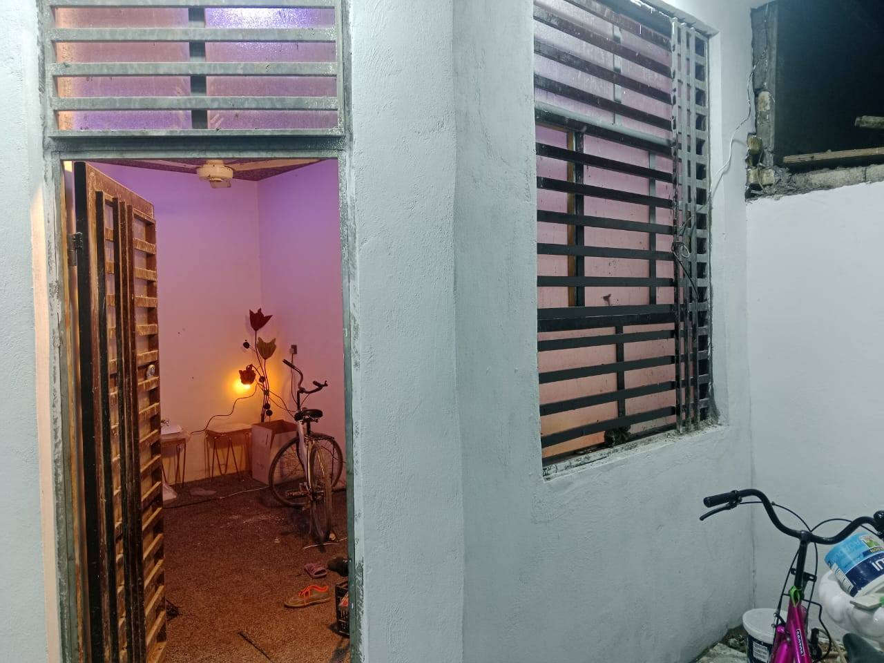 بيت لبيع مساحه 100متر  اب حي ميسان شارع الزوار السعر 40او بيه مجال لل استفسار ***********. ***********
