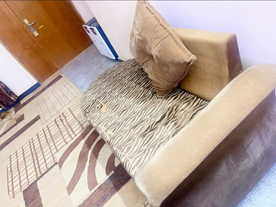 ديوان مستعمل للبيع
مع طبلة خشب وسطية كبيره و٢ جانبية صغار

المكان الدورة 

السعر ٢٥٠ 

التواصل واتساب 

 ***********
