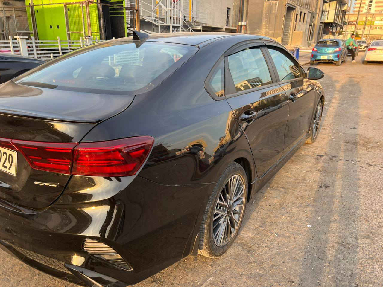 للبيع – كيا فورتي GT لاين موديل 2022 🚗
🔥 بحالة ممتازة جداً – جاهزة للاستخدام
✔️ اللون: أسود ملكي 🖤
✔️ بدون فتحة سقف
🔹 المواصفات:
محرك 2.0 لتر – 4 سلندر بقوة 147 حصان �
Edmunds
ناقل حركة أوتوماتيك (CVT)
دفع أمامي (FWD)
اقتصادية بالوقود (حوالي 33 MPG) �
Edmunds
🔹 المواصفات الخارجية:
تصميم رياضي GT-Line
جنوط ألمنيوم قياس 17 إنش
أضواء LED أمامية وخلفية
كشافات ضباب LED
سبويلر خلفي رياضي
🔹 المواصفات الداخلية:
شاشة كبيرة 10.25 إنش
نظام ملاحة
Apple CarPlay & Android Auto
بلوتوث + USB
مقاعد رياضية (قماش + جلد صناعي)
مقود رياضي متعدد الوظائف
تشغيل بصمة + ريموت ستارت
🔹 أنظمة الأمان:
نظام مانع التصادم الأمامي
نظام المحافظة على المسار
نظام النقطة العمياء
مثبت سرعة ذكي
حساسات أمامية وخلفية + كاميرا خلفية
نظام فرامل ABS + توزيع إلكتروني
🔹 مميزات إضافية:
5 ركاب – مساحة مريحة
استهلاك اقتصادي + قيادة ناعمة
تصميم شبابي رياضي مميز
📍 السيارة نظيفة جداً وخالية من المشاكل
💰 السعر: ( 140$ ) مجال  قليل 
📞 للتواصل: *********** أربيل, العراق

