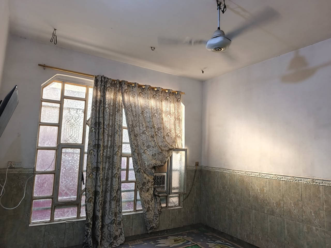 سلام عليكم بيت منطقه العريفيه نكون من 6غرف وصالة كبيره واستقبال مساحته ٢٢٠ السعر خاص او الرقم ***********
