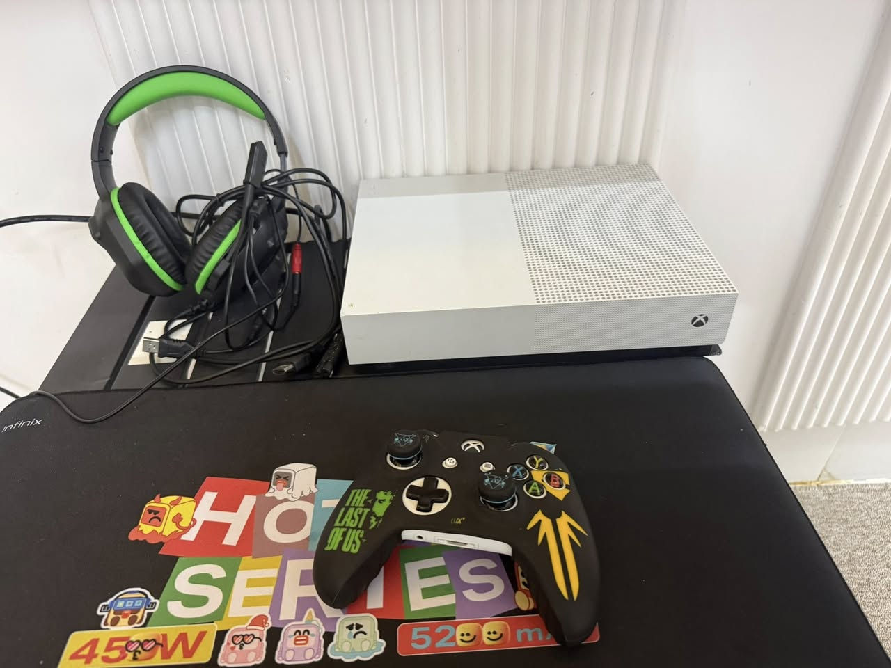 سه ره تا به نا وى خوا  Xbox one s بو فروشتن موديل2020. ٢مانگ گه يم پاسه تيكراوه نه كراوه يه ئه ورپى موقه باى له گه لا يه ك ده سك بيلادىً لوك ماله كه ينخومهً ين پيشتر٤٠٠پيدراوه يسه پيويستم به پا ره كه يه تى بويه ئه ى فروشمً بوخيرو نه م كريوه بازاى نيه ژ.م***********. شوين سليمانى جوار جرا
