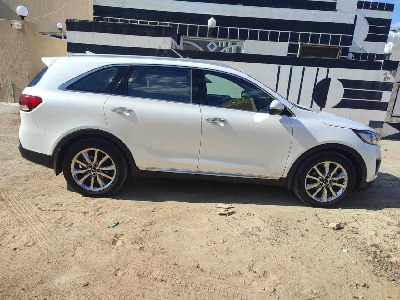 سورنتو موديل 16كويتي فول مواصفات 1/1 محرك 6 سلندر سبعه راكب ثلاث قطع تبريد بنراما فور ويل كشنات كهرباء تدفئه تبريد سايد بريك بصمة شاشه كبيرة جنطة كهرباء زراك لايت مري شفط حساسات امامي خلفي كامره دواره  سيارة كفاله عامه من ضربه وصبغ فقط بارد بسيط رقم بغداد دولي باسمي تحويل مباشر230 وبيها مجال
اي استفسار ‏‪0781 197 3008‬‏
