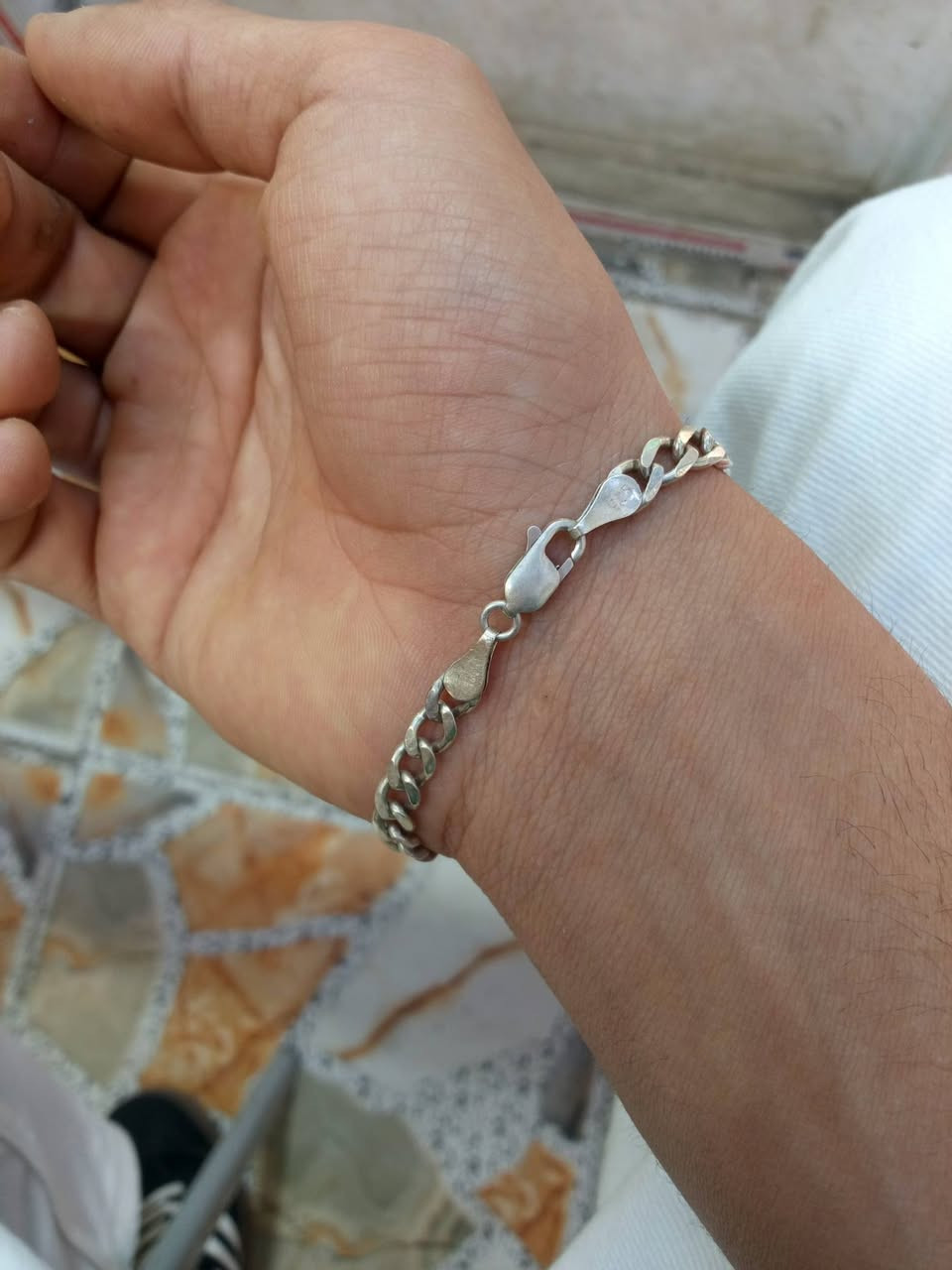 سلام عليكم سوارين وزنجيل فضه وزنهن كلهن 21.80 السعر 75 الف يوجد توصيل متواجد واتساب ***********
