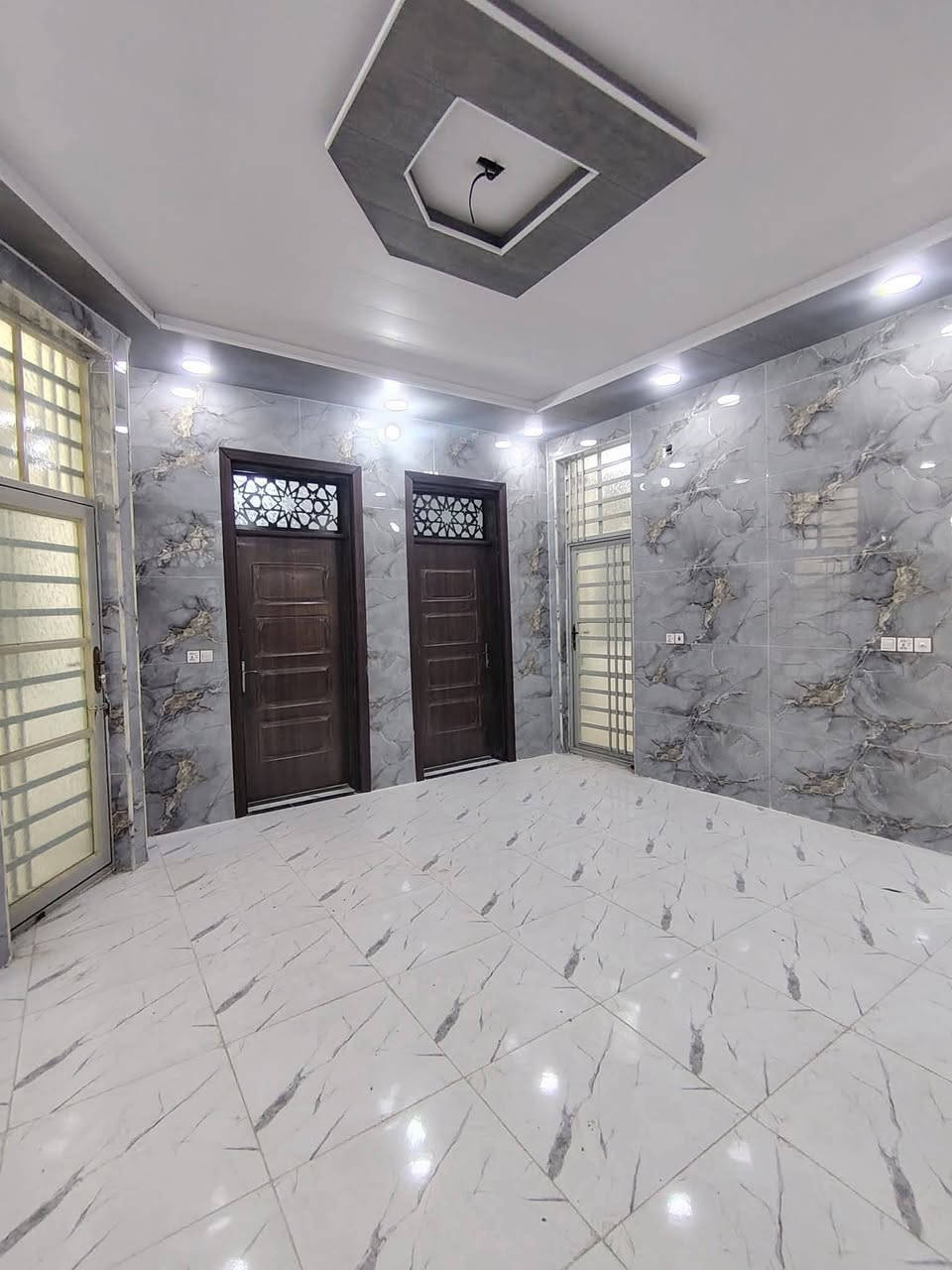 150 متر للبيع
طابو زراعي سند 25 قرار محكمه مرقم ومشمول بالتطويب
بيت جاهز وكامل من كلشي ربط ماء وكهرباء حنفيات مغاسل سخان خزان ماء ماطور ماء بيت جاهز مجهز
بسعر 63 وبي مجال
موقع مميز شارع تبليط بعرض 15 متر مقابل ملحق قرية الغدير
للاستفسار اتصل على *********** أو مراسله واتساب
