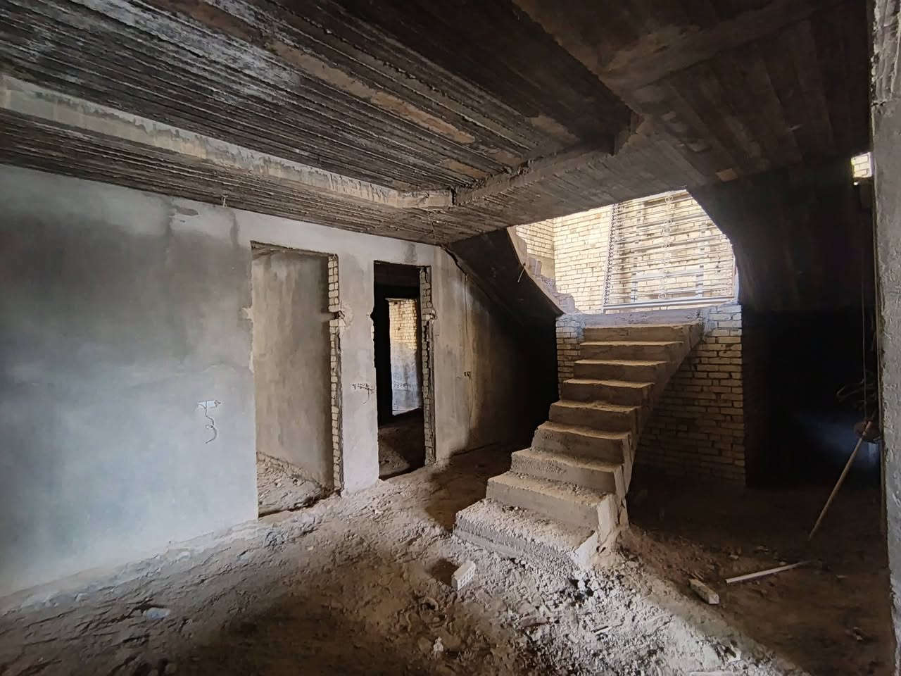 السلام عليكم 

البيت لبيع او مراوس بفرق 
هيكل طابقين  مساحة ٢٠٠ طابو صرف مثل ما موجود بالصوره 
البيت متكون  الهيكل  عباره عن ٦ غرفه نوم واستقبال ومطبخ وصاله ودرج ملكي بسيط البيت طابو صرف بحي الصحفيين مجاور حي نصر 
البيت طابقين طابق الارضي كامل مجاري ومي وكهرباء  وملبوخ  والطابق ثاني  طابوك فقط ملحقات 
واستقبال ومطبخ وصاله ودرج ذو أجنحة ملكية  
تصميم البيت جميل جدا  

.

البيت طابو صرف مساحة البيت ٢٠٠ متر 
موقع البيت في حي الصحفيين  
لطلب و الاستفسار مراسلتي خاص 
 ***********
. 
السعر٤٩٥ وبيه مجال
