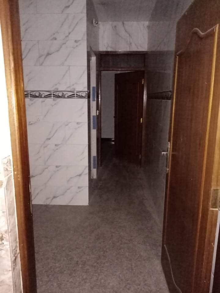 السلام عليكم
شقه للإيجار مساحة ٦٠ متر
طابق ثاني بناء حديث 
تحتوي على إستقبال مطبخ وخدمات وغرفة نوم 
العنوان/ الشعب حي التجار مجاور اعدادية بلقيس للبنات 
الإيجار ٣٥٠ الف
للإستفسار  ***********
