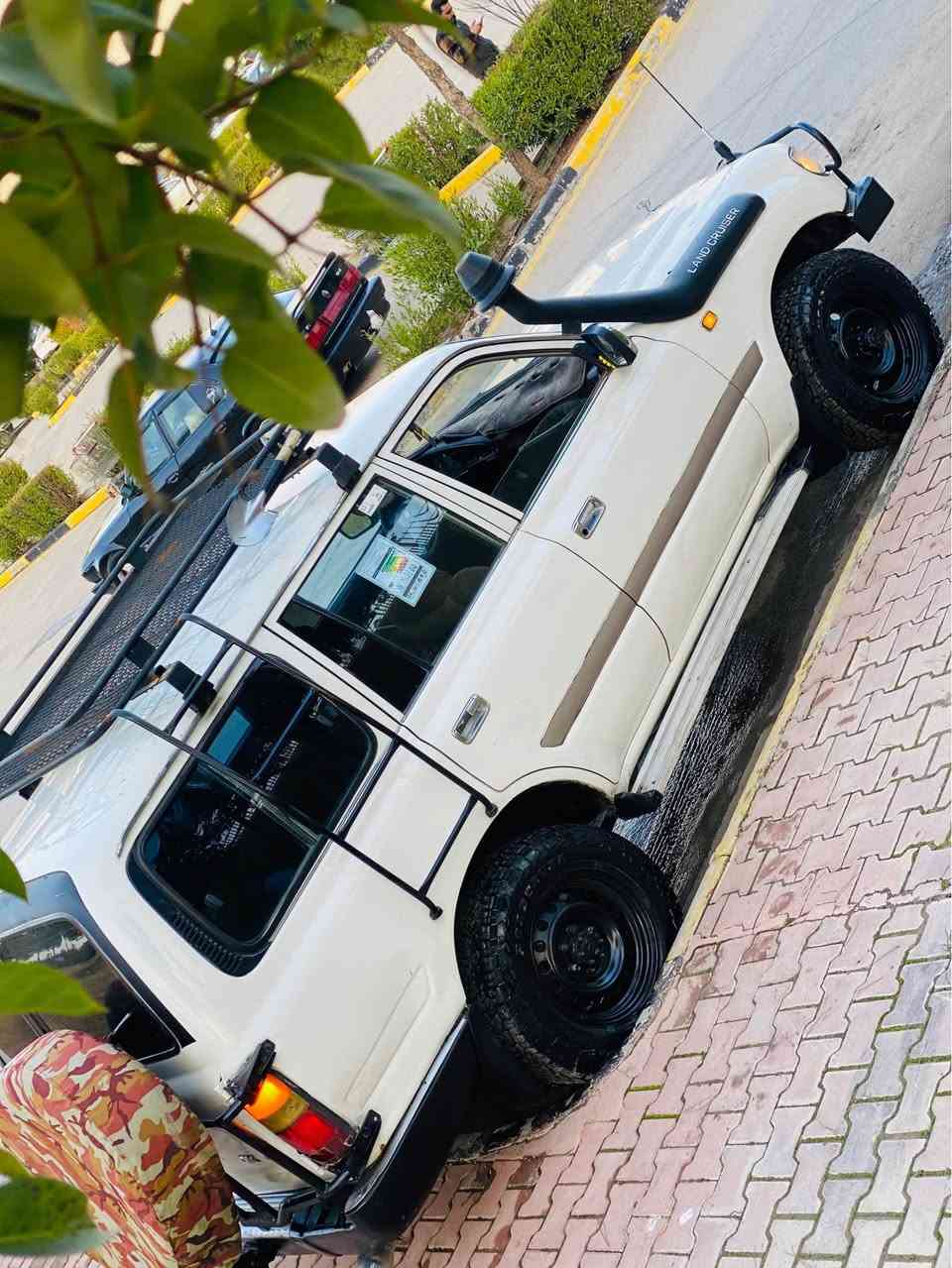 بؤ فرؤشتن 
شتي جوان نمونه ئه بي وابيت 
تويتا لاندگروز /🦅 🤍
كامل مه سره في تياكراوه
سعري٤٨ مه عا مه له 
ماشالله له بؤياخ وده ماري 
ئارمي پلاستيك سليماني 
مؤديل91
سيسته مي غاز و به نزين🌹
گيروو مه كينه ي 4500 مؤنيكا🦅
ماشآءالله له قوه تي 
مواسه فات
١-پاوه ر
٢-داژبل به رز
٣ دةبل ئةكسل 4+4 
قورسو سوك مه زبوت 
٤ قفل مه ركه زي
٥چكنيت
٦ شاشه ئايپاد+ كاميرا 
مه ركةزي 
ناوي جوان 
گه رمي وكاره باي هه مووي مه زبوت
هه مووگياني له سه ربيلد ماوه
پيش وپشت وشاني كه پسه
ده عم ليدراو هيچ پيوه نييه
تاقم لايت وعه ته روبه گ لايت لؤك
تاقم تايه وويل جه به لي لؤك 
 ته نها فرؤشتنه
چه مچه و جوانكاري كاملي بؤ كراوه 🛫
سه ياره كة تير مه سره ف كراوه 
ئارم ئه وه ليات موس براوه به شه رت 

☎️☎️
***********
*********** السليمانية, العراق
