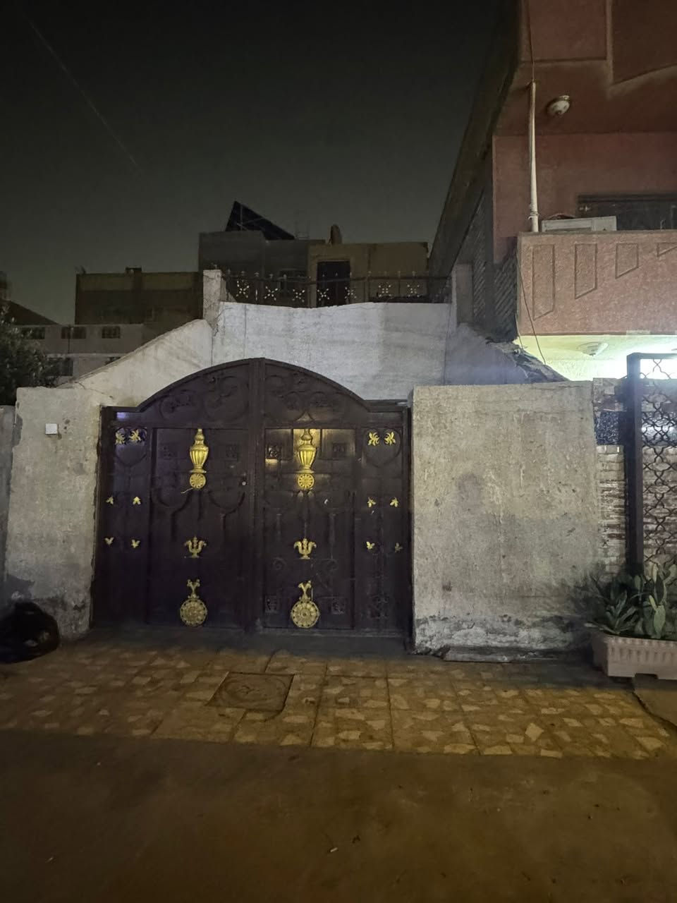 بيت للايجار المساحه ١١٥ متر يحتوي على كراج مطبخ صاله حولي غرفه نوم خدمات الطابق الثاني غرفتين نوم وخدمات وسطحين شارع فلسطين حي العقاري قرب فلكه الحاسبه والمصرف للاستفسار الاتصال *********** بدل الإيجار الشهري مليون وميه
