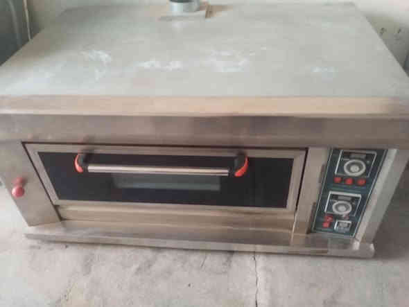 السلام عليكم 
غراض نظيفات جدا 

خلاط كيك

فرن طبقي خانه وحده نظيف جدا

***********
***********
