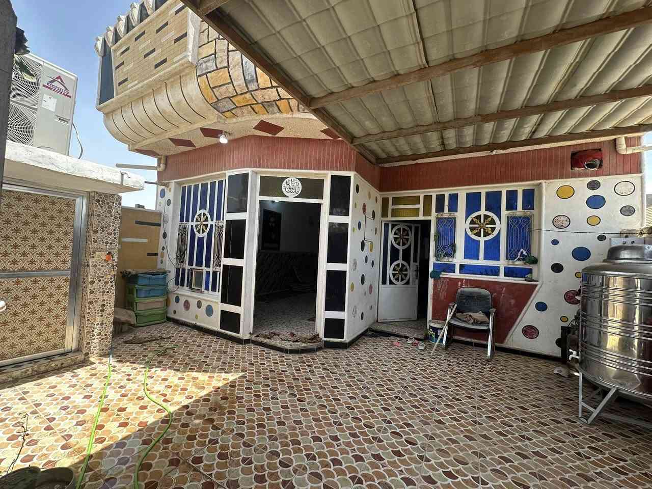 قطعة أرض مع مشتمل طابو في ( حي الحرية الأول )
بلقرب من بيت ( فواز ) ( وجه على الزراعي )

مساحة ٣٠٠ م / مشتمل ١٥٠ م - طابوق - وسقف صب
( ٢ غرف نوم ) - بيت كلة سيراميك ( بناء درجة اولى)

قطعة ١٥٠ م / وجه ٧ ونص / نزال ٢٠ -ماء - كهرباء

( شارع بعرض ١٥ م )  (( تحويل مباشر ))

(( سعر مناسب جداً ))

للاستفسار مراجعة مكتب غازي للعقار   
واسط - الزبيدية - قرب أفران المائدة  *********** 
***********
