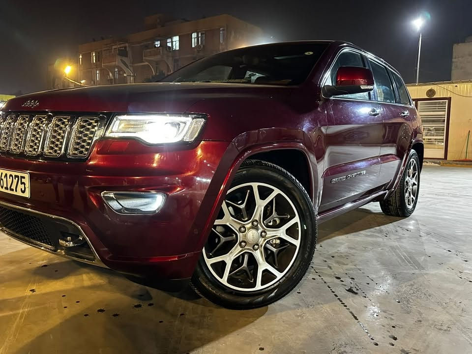 جيب جراند شيروكي أوفرلاند (Jeep Grand Cherokee Overland) موديل 2020
الوارد: خليجي (وكالة ليث العبيدي)
 الممشى: 31 ألف كيلومتر فقط (19 آلف ميل) - بحالة الوكالة
 الرقم: أربيل (الرقم الجديد) + الهزة والفحص جديدة
⚙️ المحرك والأداء (Performance)
 محرك 6 سلندر سعة \bm{3.6\text{L}} بقوة 300 حصان
 نظام دفع رباعي (4WD)
 نظام تعليق هوائي ذكي (جكات)
 نظام النزول من المنحدرات + مانع الانزلاق (Traction Control)
 شفتات شاشة خلف المقود (ستيرن)
 5 وضعيات قيادة للتضاريس: (AUTO - ROCK - MUD - SAND - SNOW)
 3 أنظمة قيادة عامة: (ECO - SPORT - NORMAL)
 نظام التشغيل والإطفاء التلقائي للمحرك عند التوقف المؤقت (Auto Start-Stop)
🛋️ المقصورة والراحة (Interior & Comfort)
 داخلية جلد مميزة بلون (مشمشي)
 كراسي أمامية وخلفية كهربائية مع ميموري (خزن وضعيات) لكراسي السائق (عدد 2)
 نظام التبريد والتدفئة: تدفئة وتبريد للكراسي الأمامية + تدفئة للكراسي الخلفية + تدفئة مقود
 تبريد مركزي منفصل لعزل مناخ السائق عن الراكب
 مقود (ستيرن) كهربائي مطعم بالصاج مع تحكم كامل جهتين (أمام وخلف)
 شاشة كبيرة تدعم نظام الملاحة (GPS)، وخدمات Apple CarPlay و Android Auto مع بلوتوث
 بانوراما كاملة مع فتحة سقف
🔒 الأنظمة الذكية والأمان (Safety & Tech)
 تشغيل عن بعد + دخول ذكي (بصمة)
 رادارات جانبية وخلفية
 حساسات أمامية وخلفية مع نظام التوقف الذاتي الخلفي عند الطوارئ
 نظام مراقبة قياس ضغط الإطارات
 مرايا جانبية كهربائية (شفط) مزودة بإشارات ضوئية
 صندوق خلفي (جنطة) يفتح ويغلق كهربائياً
💡 الإضاءة والتجهيزات الخارجية
 إضاءة أمامية زنون بلادي (أصلية) مع لد (LED) نهاري ونظام إضاءة تلقائي (Auto Light)
 بكلايتات خلفية (LED) مع كشافات ضباب أمامية وخلفية (بروجكترات زنون)
 بخاخات ماء مخصصة لتنظيف اللايتات الأمامية
 نوافذ أمامية أوتوماتيكية بالكامل
 ويل حجم 20 إنش
 ملحقات الوكالة: جنطة عدة كاملة + إسعافات أولية ومنافذ طاقة متعددة
للاستفسار الاتصال على: 
***********
***********
واتساب واتصال
