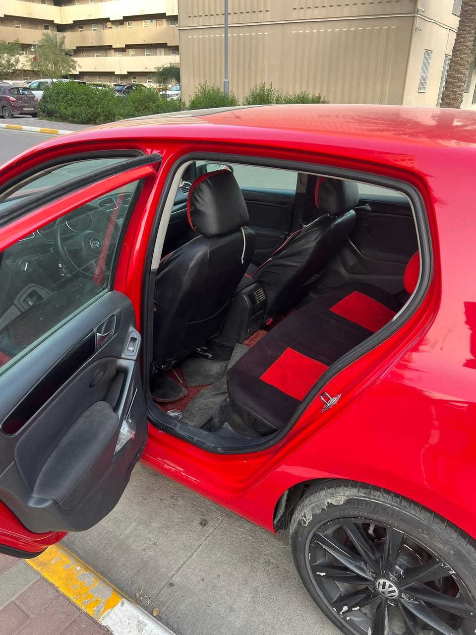 السلام عليكم

كولف 2012 خليجي
مكفولة من الصبغ عدا الدعامية الامامية وشخط بالباب مال عكس السايق
رقم شمالي الجديد
داخل مدوشم وكشناتها الاصلية بعدهم شركة
فتحة سلايد
لايت زنون 
محرك جديد
ماشية 260
صدر تبريد كير خير من الله 
الله شاهد سيارة جديدة وتخبل
السعر 90وبيها مجال خابر وتدلل
للاستفسار *********** مكان السيارة بغداد بسماية
