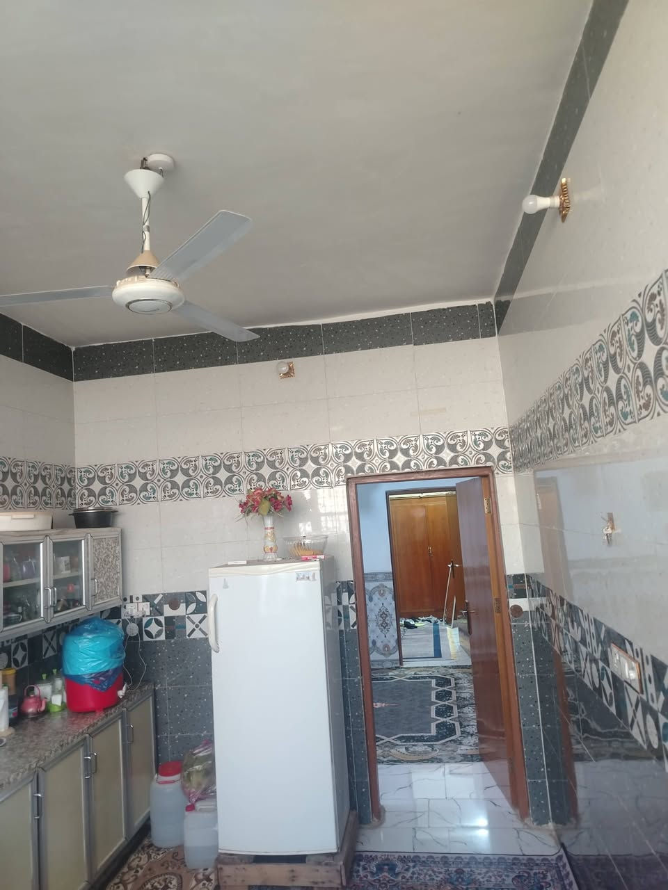 سلام عليكم  بيت  للبيع  مكانه  شطره حاوي  لعباس قرب  صيدليه در الحاوي  بل فرع بصف لمحطه مالت لماي  بيت  مساحه 110 يتكون  من غرفه وصاله وستقبال ومطبخ وصحيات  وممر  وله بابين عل شارعين  بنيان جديد  2021 طابوك   كونكريت  سعر 60 
***********
