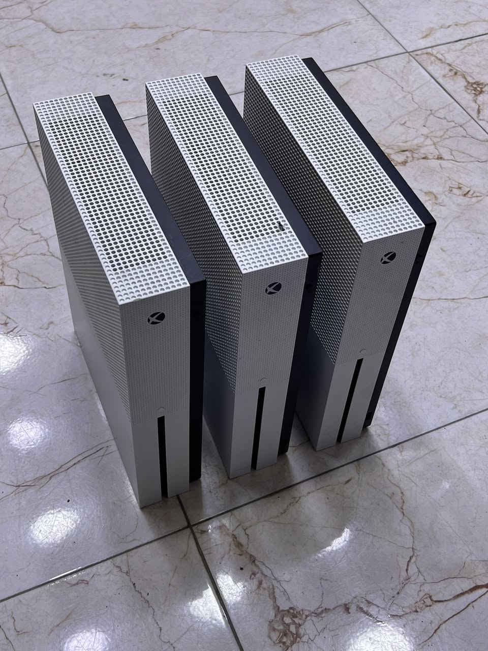 📅 الأسعار محدثة لسنة 2026  
📩 للاستفسار أو الحجز راسلنا على الخاص.
***********
توصيل لكل مكان موجود 
ضمان شهر عالوصل

🔹 PlayStation  
• PS2 Fat — 65 ألف  
• PS3 Slim — 110 ألف

🔹 PS4  
• PS4 Fat Online — 175 ألف   
• PS4 Fat jailbreak— 225 ألف  
• PS4 Slim Online — 200 ألف  
• PS4 Slim jailbreak — 270 ألف  
• PS4 Pro 1TB Online — 265 ألف  
• PS4 Pro 1TB jailbreak — 325 ألف  

🔹 Xbox  
• Xbox 360 — 110 ألف  
• Xbox One fat — 110 ألف  
• Xbox One fat 1tb — 135 ألف
• Xbox One S 500GB — 150 ألف  
• Xbox One S 1TB — 170 ألف  
• Xbox One X — 175 ألف  

🔹 Xbox Series  
• Xbox Series S 512GB — 355 ألف  
• Xbox Series S 1TB — 480 ألف  
• Xbox Series X — 610 ألف  
• Xbox Series X (مع الكرتون) — 650 ألف  

🔹 PS5  
• PS5 Fat — 575 ألف  
• PS5 Fat Digital — 540 ألف  
• PS5 Slim Digital — 575 ألف  
• PS5 Slim — 660 ألف
