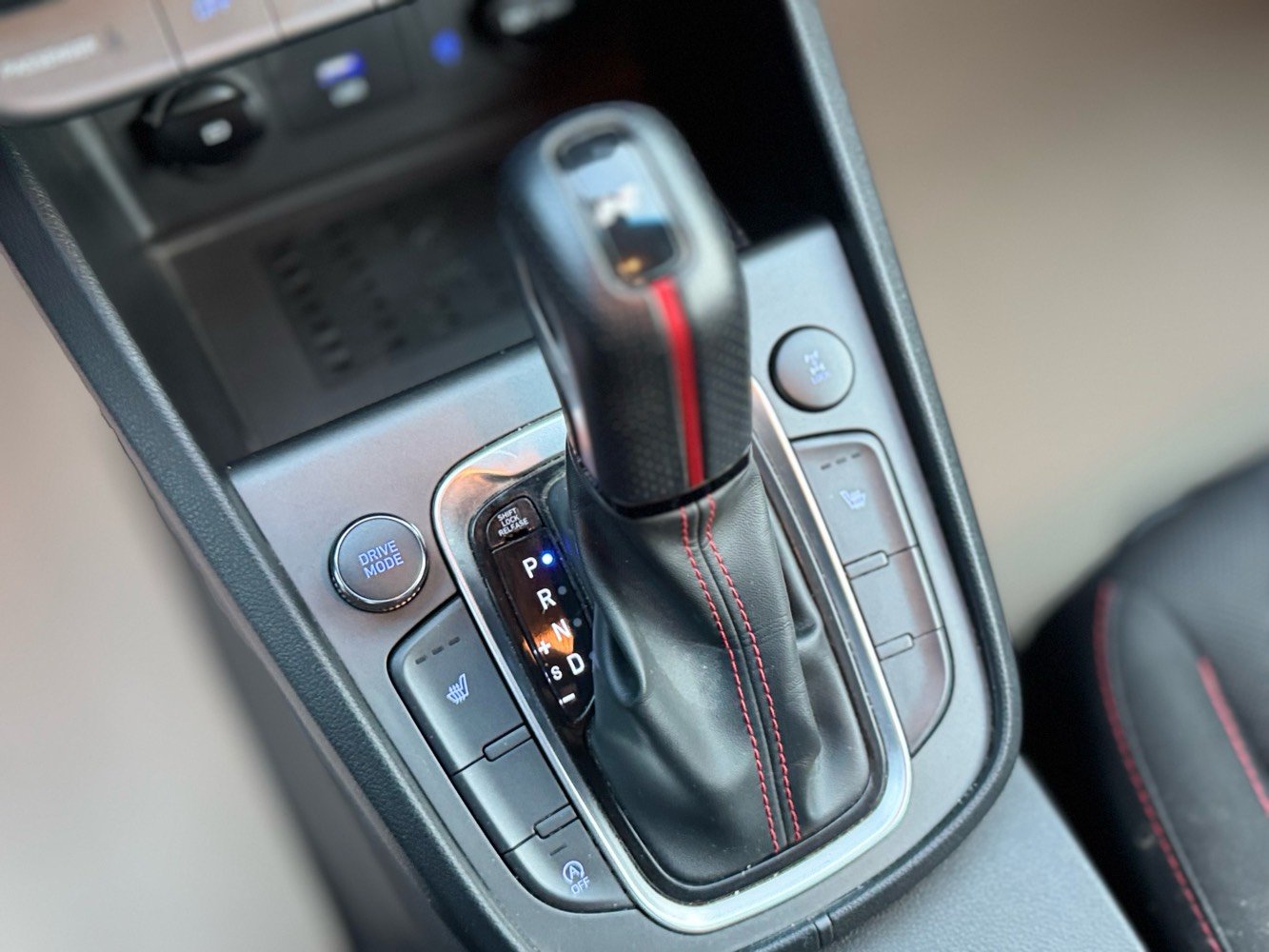 سلام عليكم  
للبيع او امراوس حسب القناعه 

كونا من العيار الثقيل الفريده بمحركها 1600 تيربو   🚀  السياره N LINE 

لونها ابيض المميز   

فول مواصفات  عدى الفتحه موديل 2022 
حادث ضرر بابين خفيف جدا 
بدون ايرباك كلها سليمه 

و قطعتين بخ امريكا 

 

مواصفات 
بصمة ترحيب + تشغيل 
تشغيل عن بعد 

كأمره  دواره 
شاشه من الحجم الكبير 
شفتات سرعه 
انضمة قياده سبورت م  بانوع متعدده
سستم سماعات 🔊  
 سبايدرات على جميع جهات السياره nlian
اشاير بالمري 
كشافات 
لد امامي وخلفي 
كشنات حضن + كنتاره  مختم N 

تدفئة كشنات 

ويل كم اسود كروم 
 
مكابح مختمه n 
رادارات جانبيه واماميه 
محدد مسار
قياده ذاتيه 

 
  

  
السعر.157  ورقه 
 
للاستفسار واتساب او اتصال
***********

***********