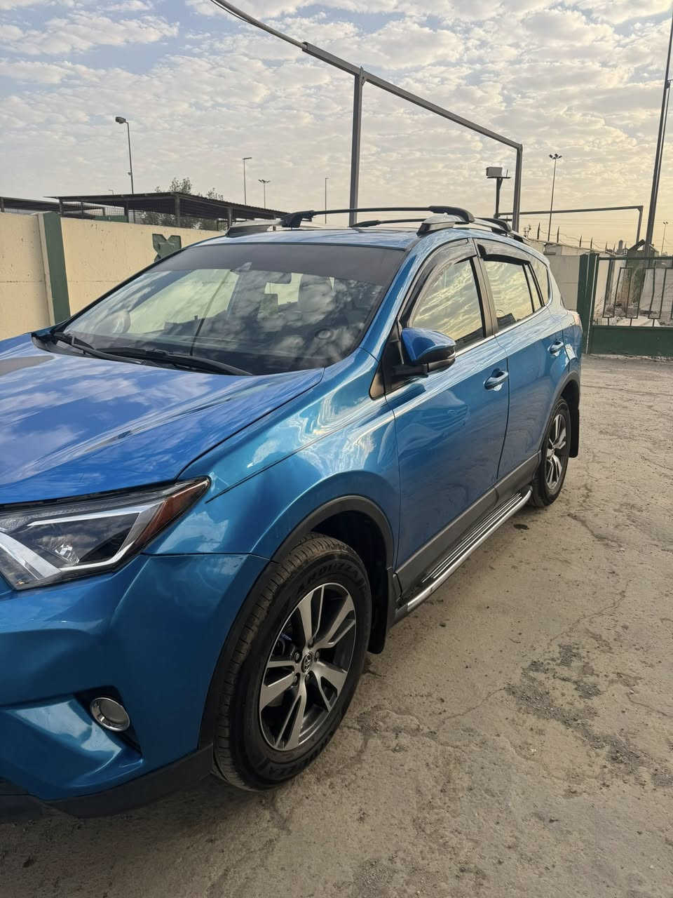 السلام عليكم موديل 18 حادث خفيف من الامام بدون لغود وشواصي صبغ فقط بذون تبديل وبيها بابتين اليمين صبغ اثر شخوط منزل الفديو قبل الصبغ السعر 155 بيع مستعجل 
***********
